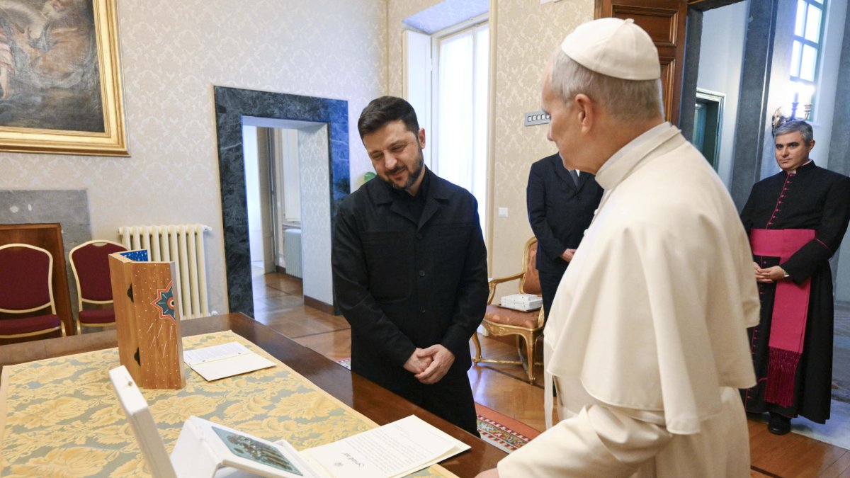 El presidente ucraniano, Volodímir Zelenski, y el papa León XIV, durante su reunión privada en Villa Barberini, la residencia papal, en Roma, Italia, este martes.