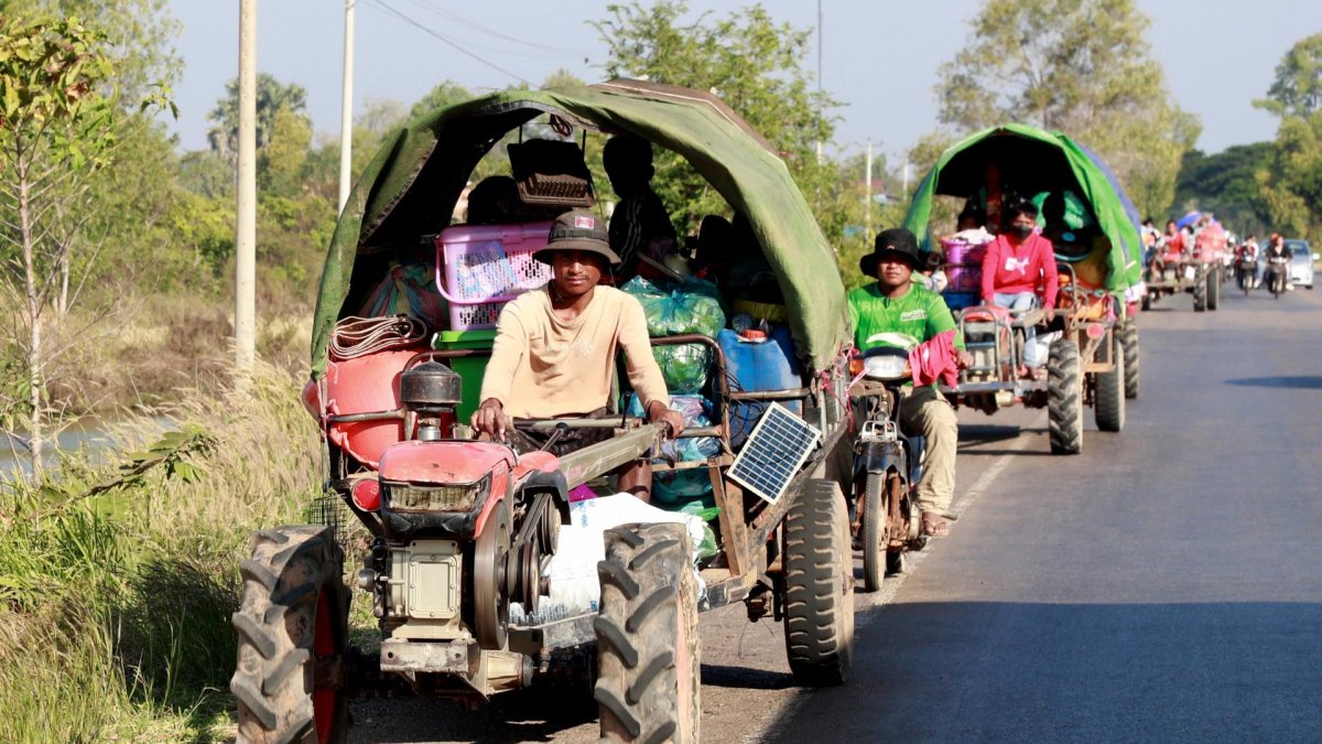 Un grupo de camboyanos evacuados de la zona de conflicto entre Tailandia y Camboya.