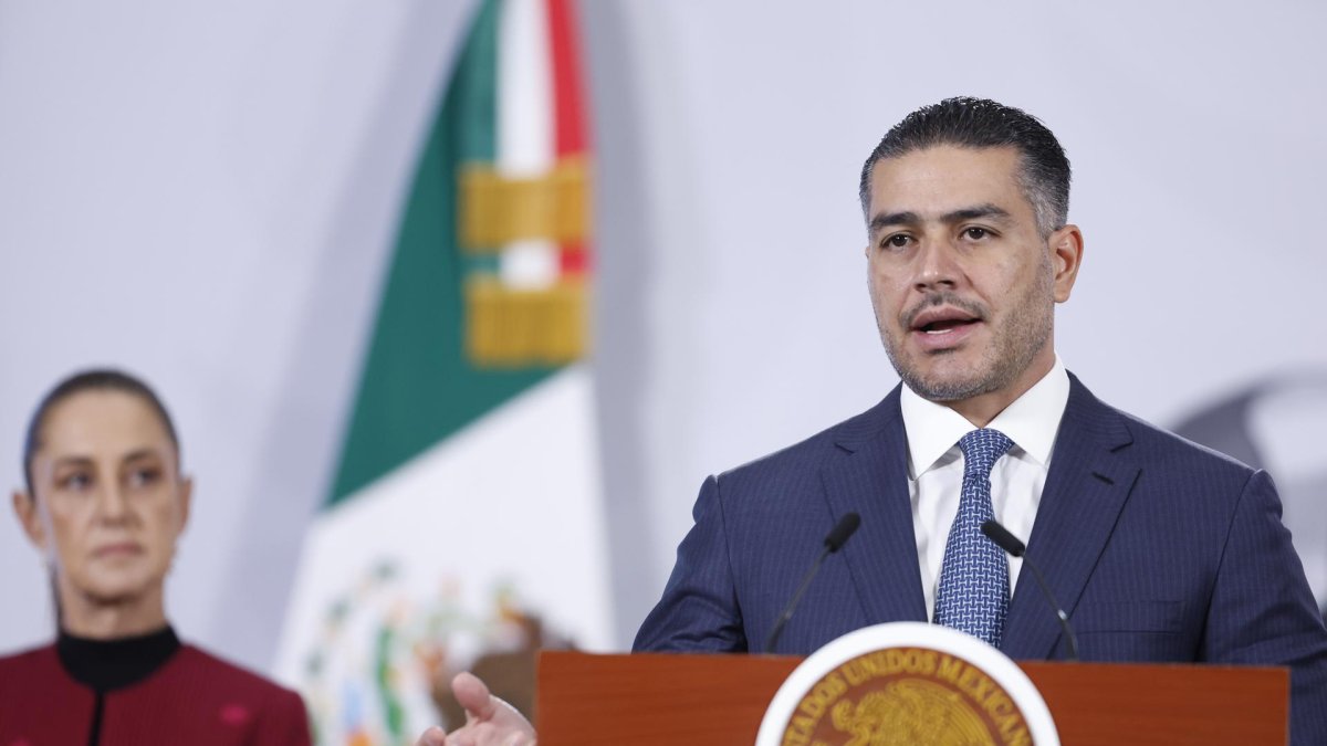 El secretario de Seguridad y Protección Ciudadana, Omar García Harfuch (d), junto a la presidenta de México, Claudia Sheinbaum, este martes, en México.