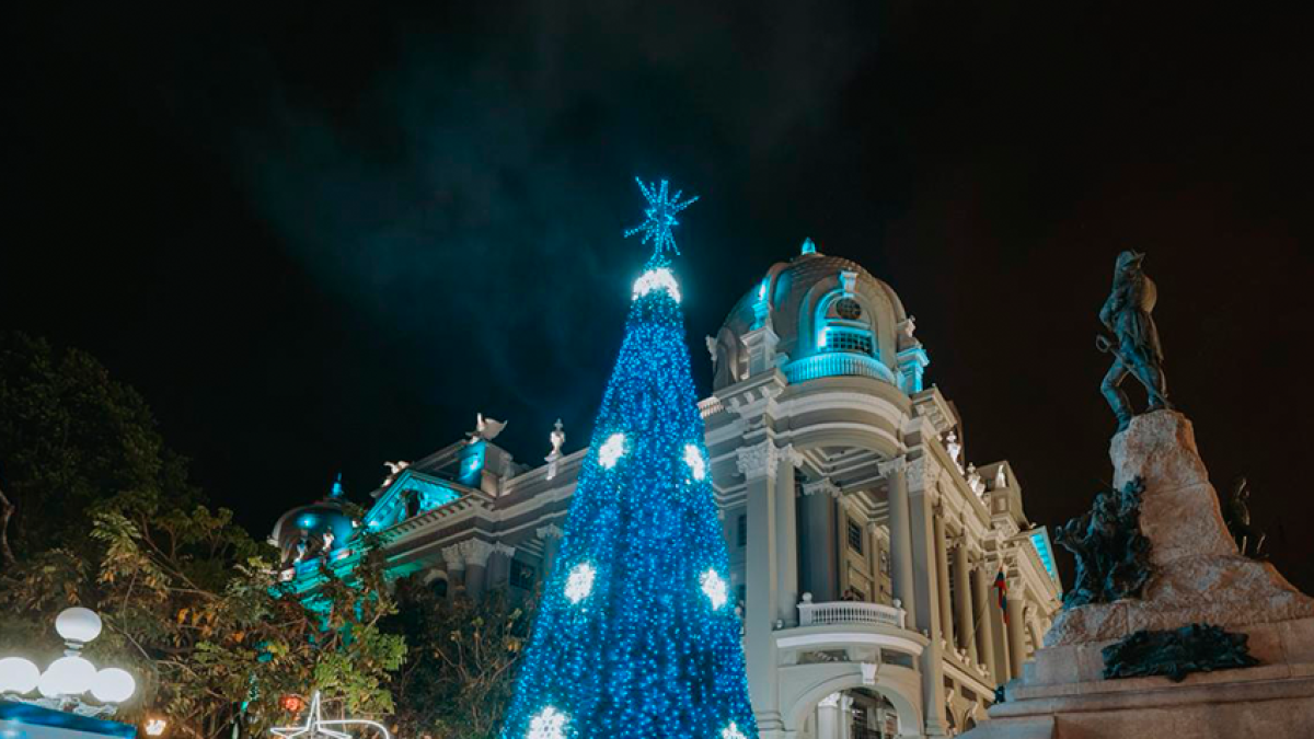 El Municipio de Guayaquil ha instalado árboles navideños en puntos del centro, norte y sur de la ciudad, como la Plaza de la Administración.