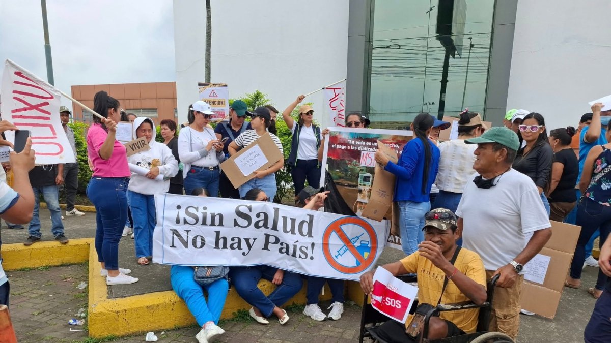 Pacientes renales bloquearon parcialmente la vía Babahoyo–Jujan para exigir kits de diálisis.