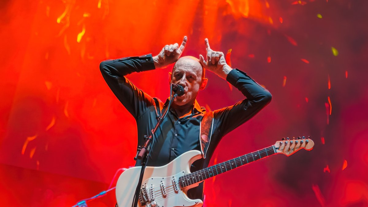 Jorge Ilegales grabó una veintena de álbumes con Ilegales, entre grabaciones en estudio y trabajos en concierto. Su último disco, 'Joven y arrogante' lo sacó este 2025.