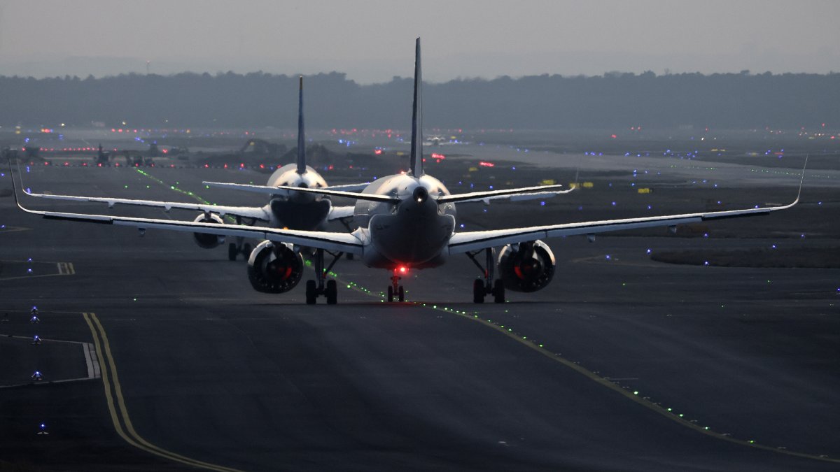 Fotografia de referencia de aviones en un aeropuerto.