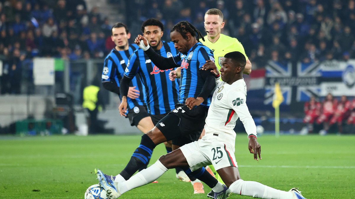 Moisés Caicedo le gana un cruce al delantero Ademola Lookman.