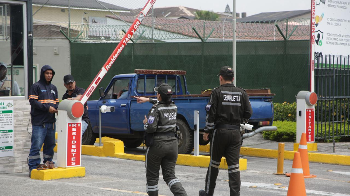 Policías llegaron hasta Colinas de los Ceibos para verificar lo sucedido.