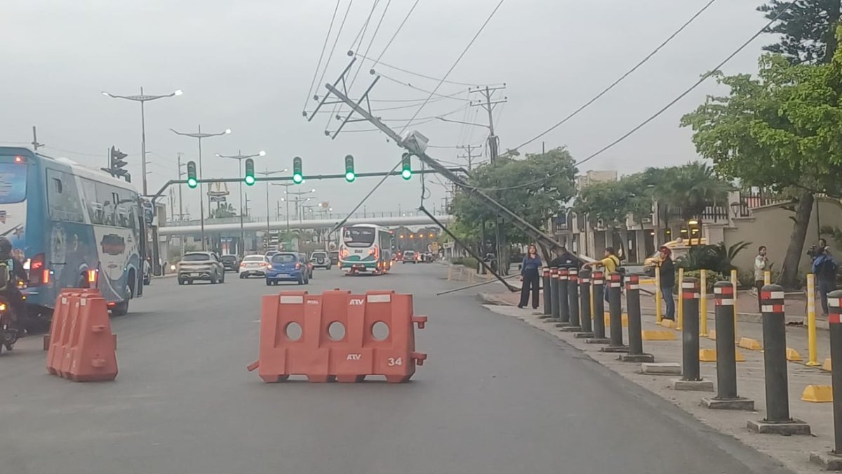 Un poste quedó en mal estado tras el accidente en la avenida Samborondón.