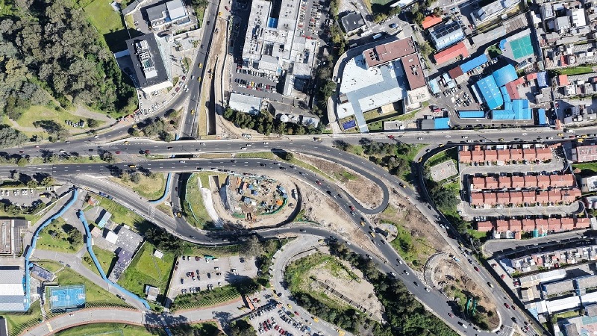 El paso deprimido del intercambiador conecta directamente con la avenida Mariscal Sucre.