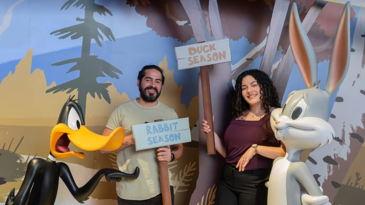 Escenarios inspirados en franquicias de Warner Bros. forman parte del recorrido.