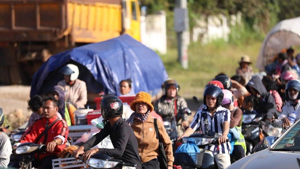 Una larga fila de camboyanos siendo evacuados de sus aldeas por el conflicto fronterizo armado entre Tailandia y Camboya.