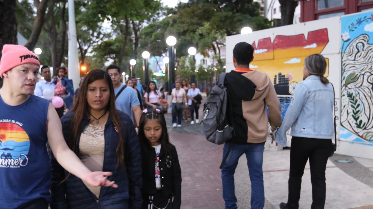 La ciudadanía utiliza abrigos y otras prendas debido al frío que suele registrarse en estos meses en Guayaquil.