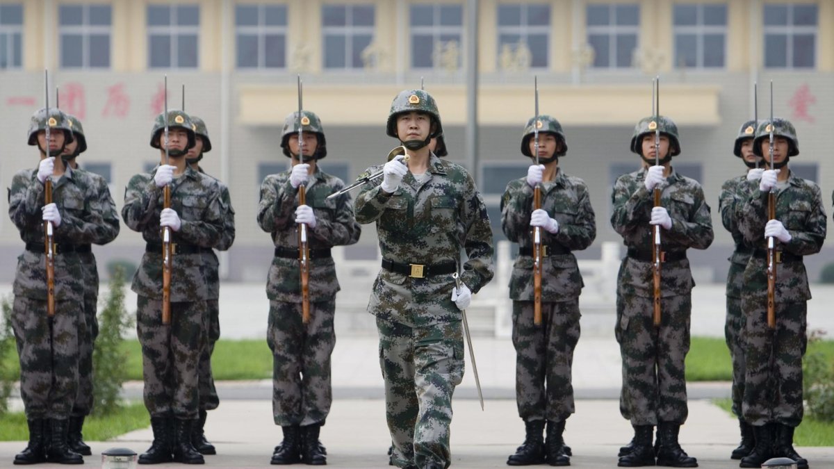 Soldados del Ejército de Liberación del Pueblo (PLA) en el centro de entrenamiento para la Tercera División de Guardia, ubicado en las afueras de Pekín (China).