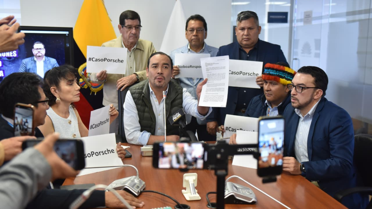 El jefe de la bancada de Revolución Ciudadana Juan Andrés González cuestionó la versión del abogado del Grupo Noboa.