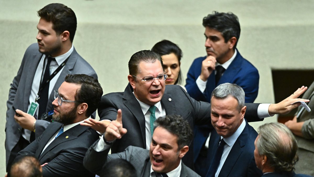 Diputados celebran durante la votación que aprobó un proyecto de ley que busca reducir las penas del expresidente ultraderechista Jair Bolsonaro.