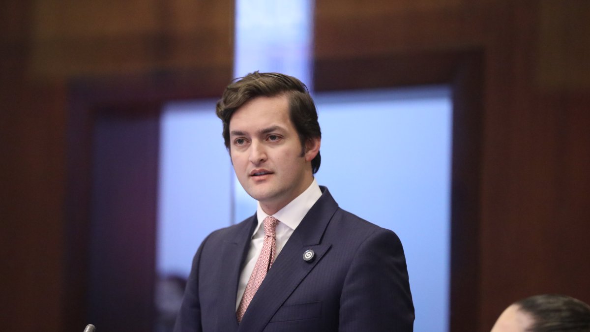 El asambleísta del movimiento ADN, Esteban Torres, en el Pleno legislativo.