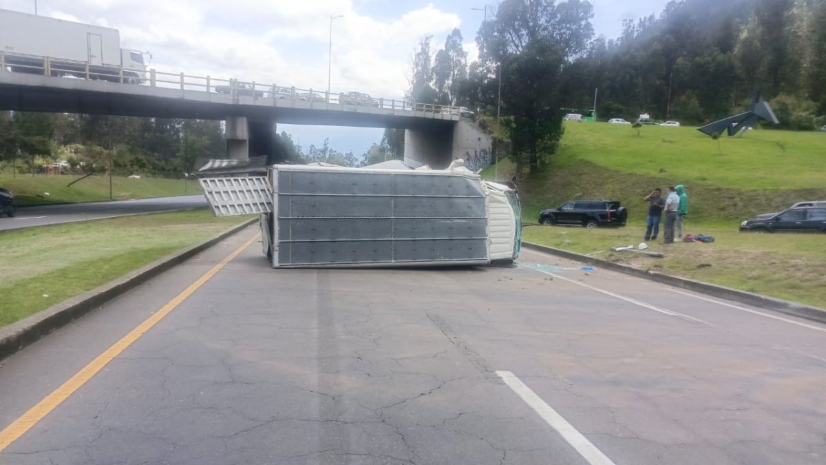 El volcamiento de un camión obligó a cerrar totalmente el paso en un tramo de la avenida Simón Bolívar.