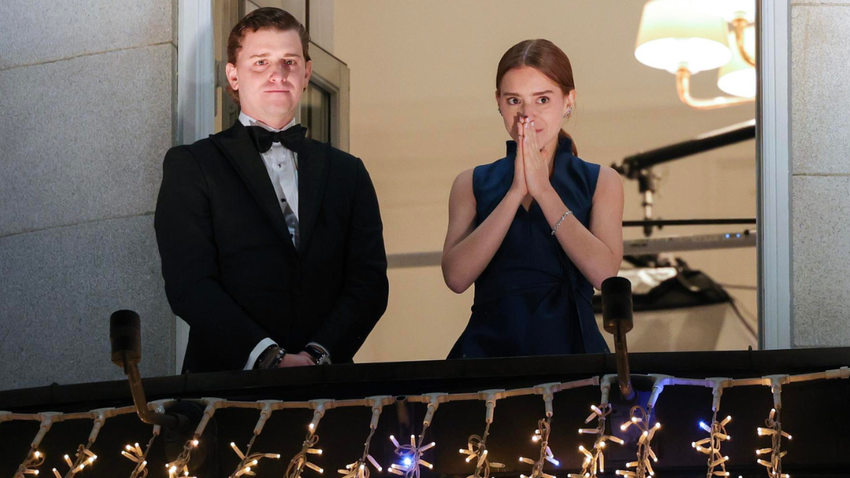 Ana Corina Sosa y Ricardo Sosa Machado observan la procesión con antorchas en honor a María Corina Machado en Oslo, el 10 de diciembre de 2025.