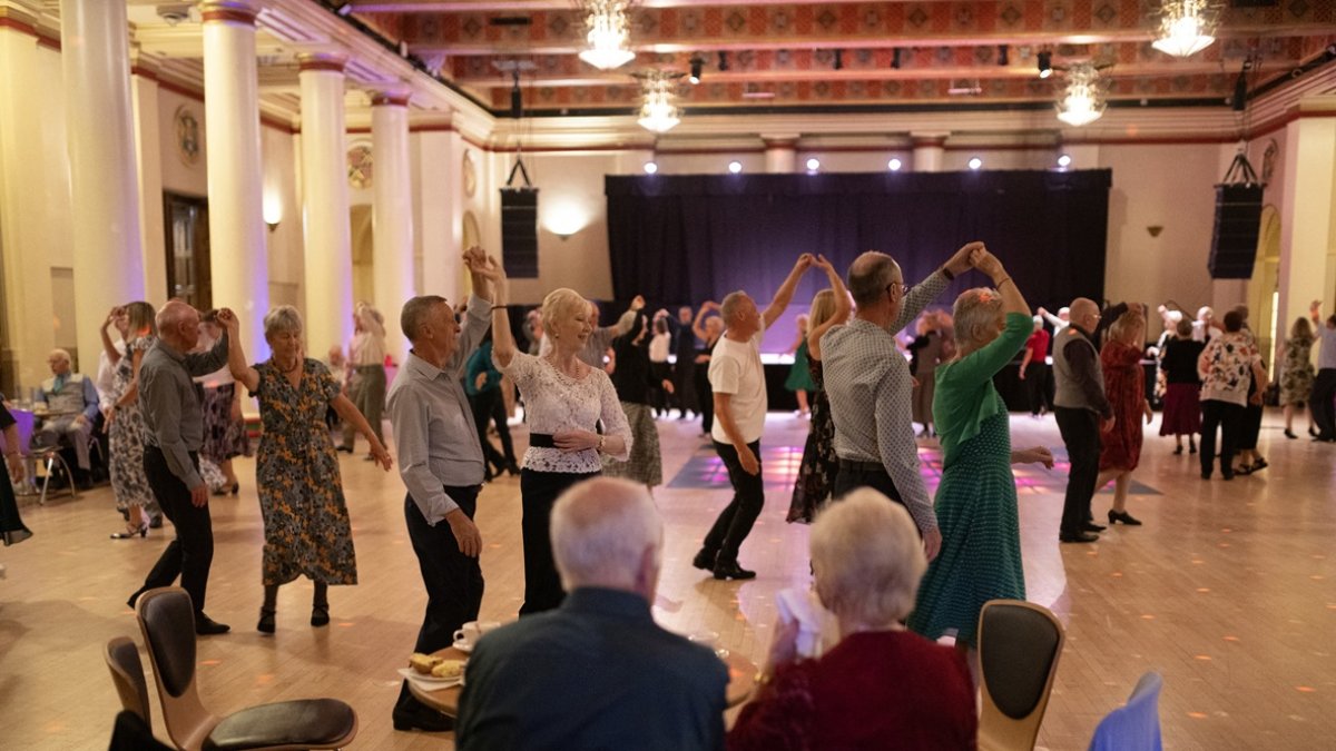 Bailarines de salón participan en un baile de té por la tarde, en el Ayuntamiento de Sheffield, en Sheffield, norte de Inglaterra, el 25 de septiembre de 2025.