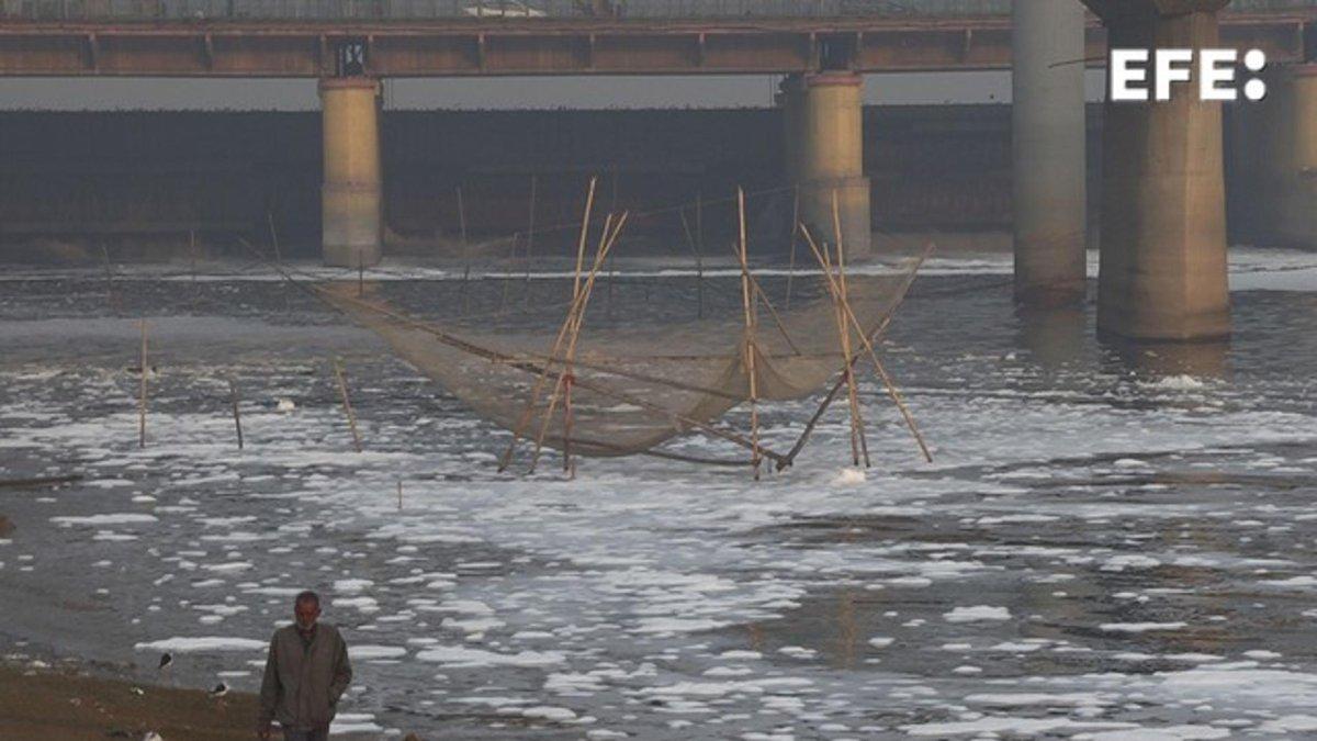 El río Yamuna, cubierto por una capa de espuma tóxica que se extiende más de 500 metros, en Nueva Delhi.