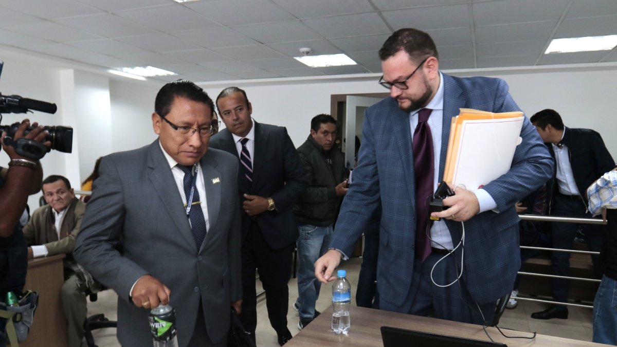 El abogado del Grupo Noboa, Fernando Yavar (derecha), se pronunció tras denuncia del correísmo por el caso Porsche