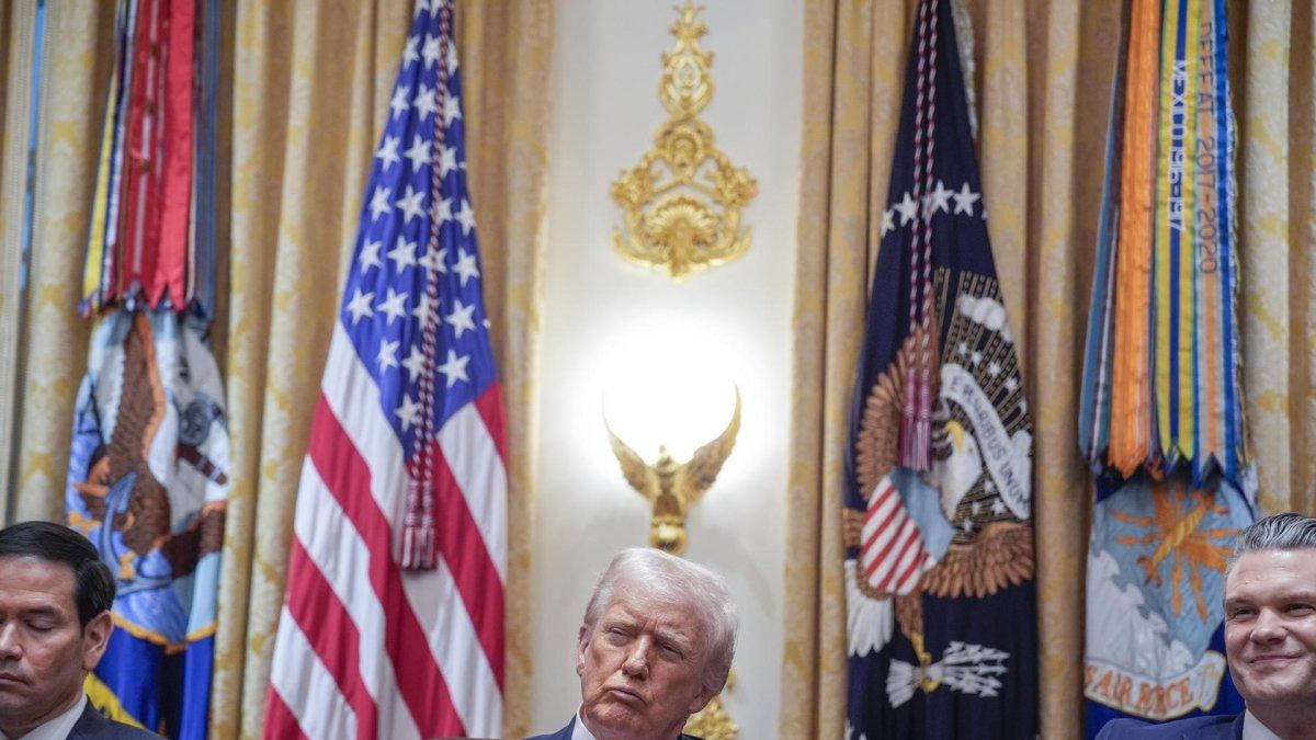 El presidente de Estados Unidos, Donald J. Trump (c), se reúne con su gabinete en la Sala del Gabinete de la Casa Blanca en Washington.