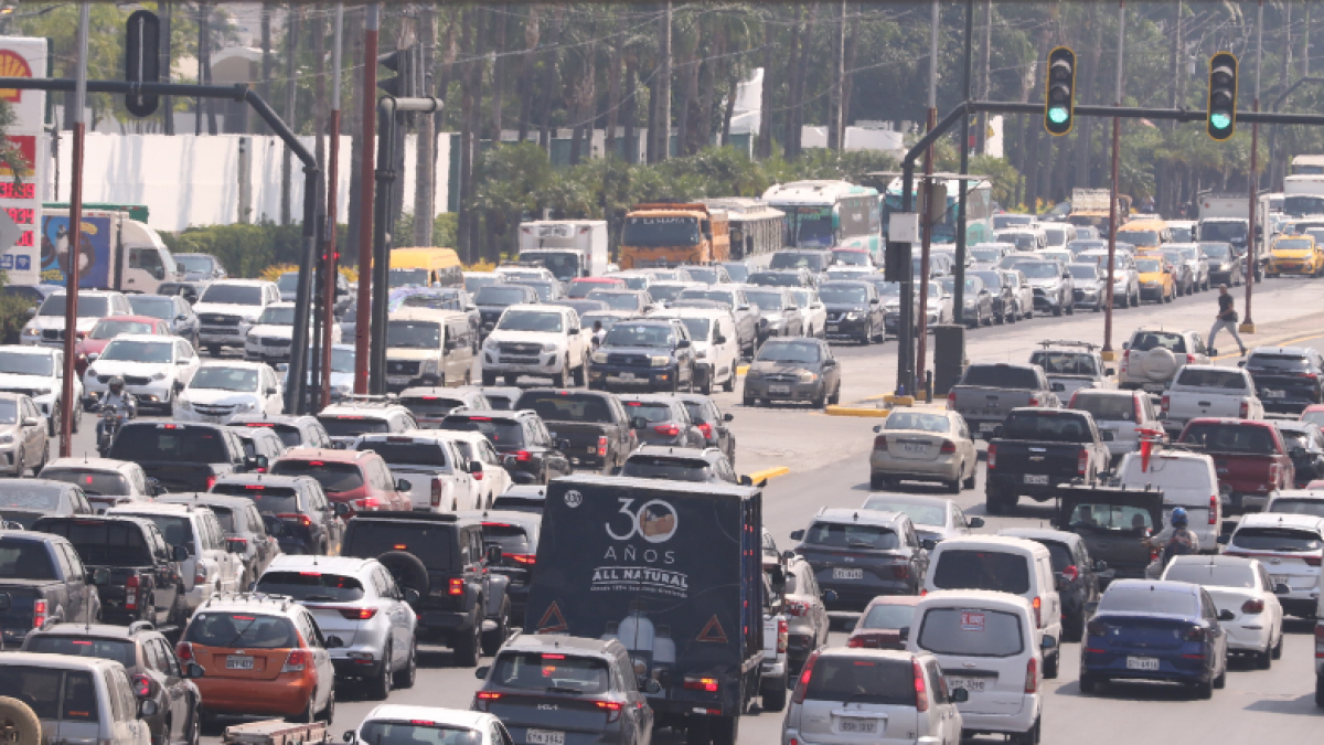 Tránsito. La avenida Samborondón suele lucir congestionada.
