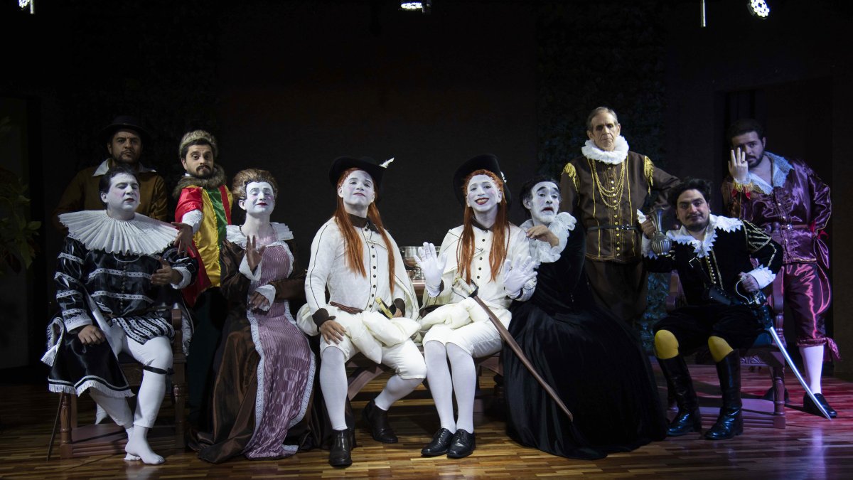 El elenco está integrado por Alfredo Espinosa, Javier Taco, Pablo Aguirre, Juan Pablo Acosta, Javier Campaña, José Sandoval, Gonzalo Nuñez Caviedes, Andrés Oviedo, Isaac Montoya y César Salazar.