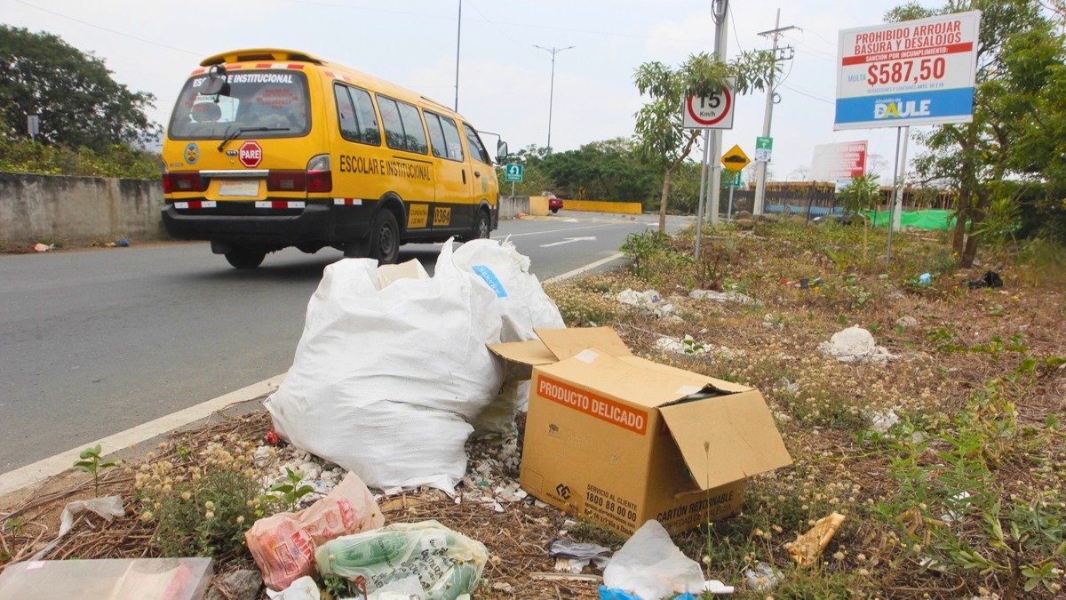 A pesar de existir un cartel de advertencia, hay ciudadanos que no acatan la disposición en el vial 9 de La Aurora.