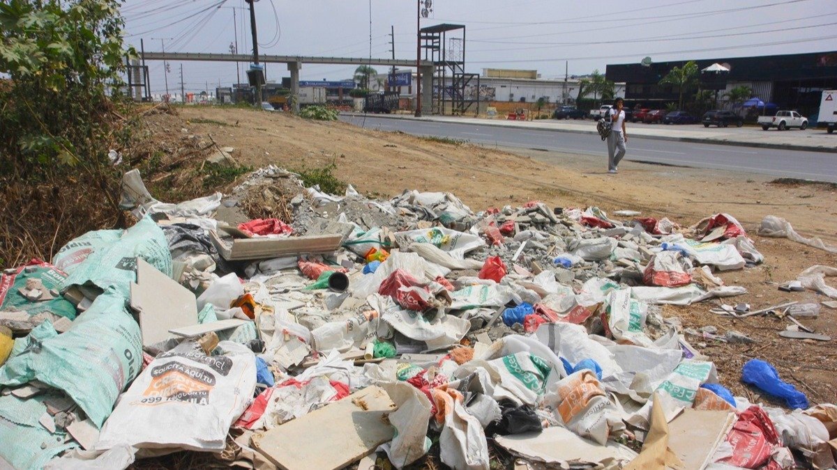 Los desechos se acumulan en un tramo junto a la avenida León Febres Cordero, a 10 metros del ingreso al vial 10.