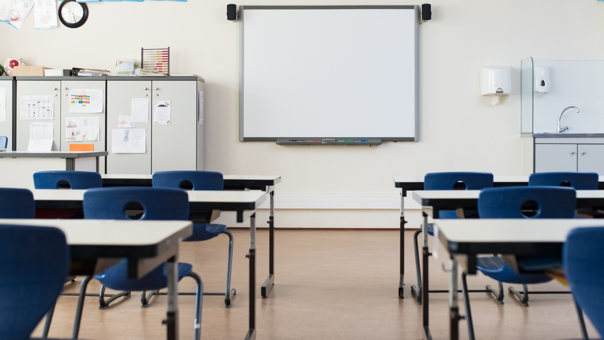 Referencial. Salón de clases vacío por vacaciones.