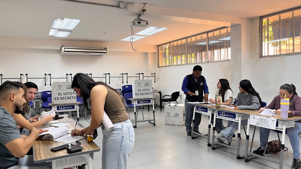 Las elecciones para autoridades y cogobierno de la Universidad de Guayaquil se realizaron este 10 de diciembre en la Ciudadela Universitaria y otras instalaciones.