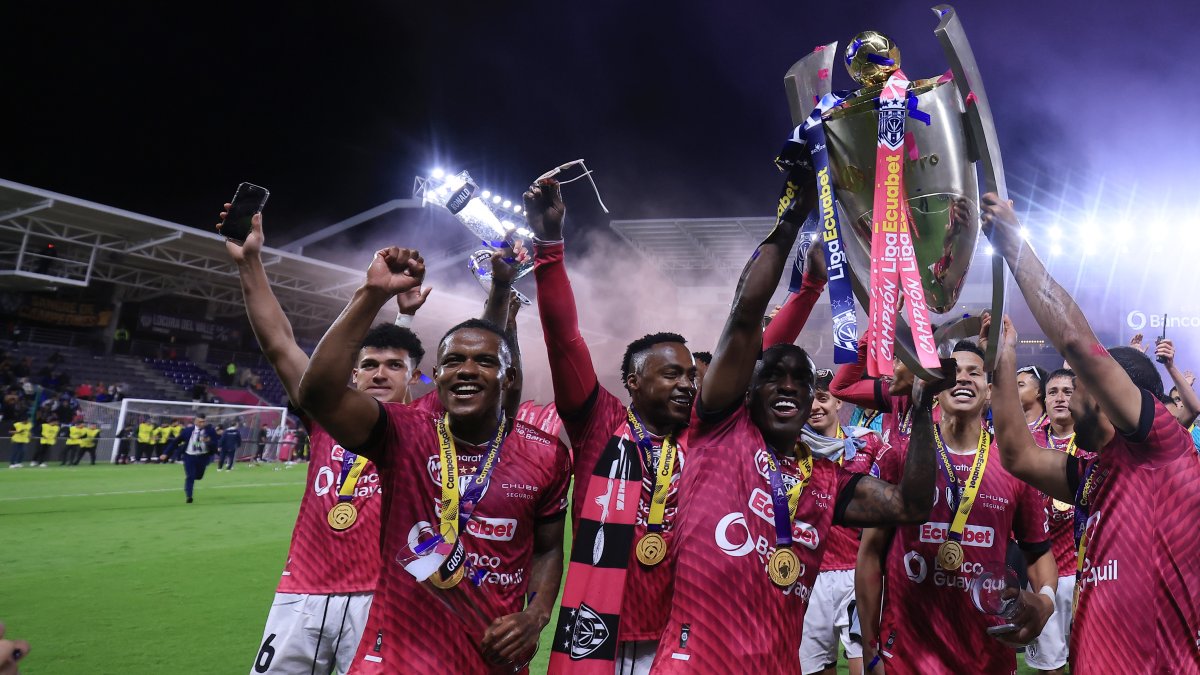 Gustavo Cortez (i) dio la vuelta olímpica y levantó la copa de LigaPro junto a sus compañeros. Este año regreso a Independiente para ser campeón