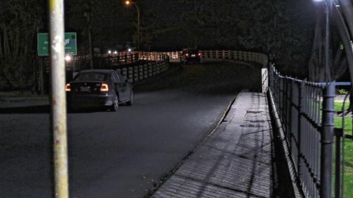 El puente de la calle Ilanes tiene varias luminarias averiadas.