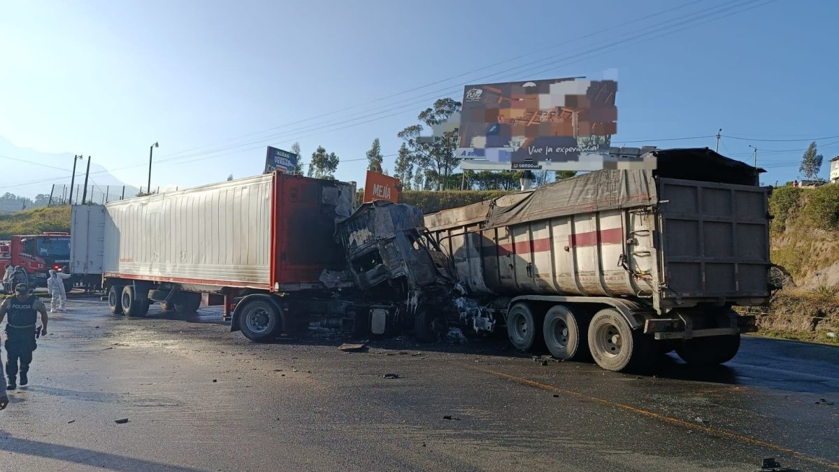 Explosión y choque en la vía Alóag deja un fallecido y cierre total del kilómetro 3.