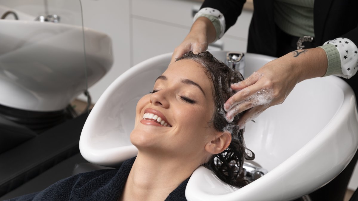 ¿Llegar con el cabello sucio o limpio? Estilistas aclaran el mito y listan 5 errores más que cometes antes de tu cita, desde los enredos hasta ocultar tintes caseros