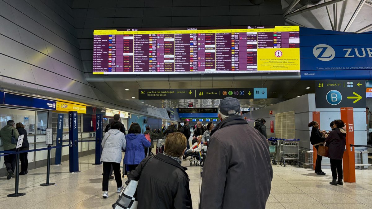 Vuelos cancelados, mostradores de facturación vacíos y una significativa reducción de los pasajeros son el paisaje que deja la huelga general en Portugal.