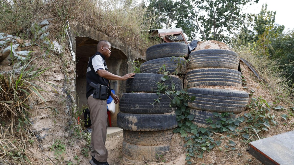 Un policía tailandés se refugia en un búnker durante los combates de artillería entre tropas tailandesas y camboyanas en Tailandia, el 11 de diciembre de 2025.