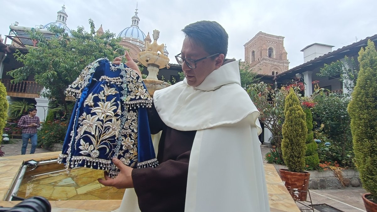 Este 2025 el Niño Viajero lucirá un traje azul con detalles dorados y plateados.