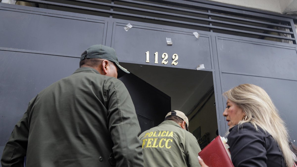 Integrantes de la Policía de Bolivia ingresa al edificio de la Fuerza Especial de Lucha contra el Crimen (Felcc) este jueves, en La Paz (Bolivia).