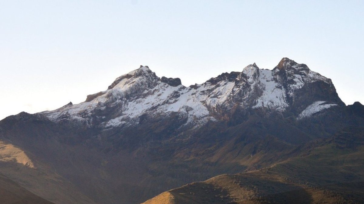 Humo y vegetación afectada se extienden por las faldas del Chimborazo durante el incendio.