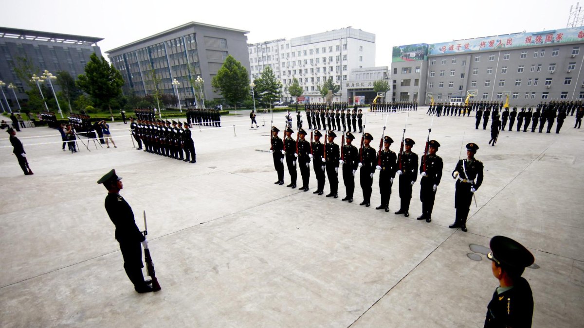 Miembros de la Guardia de Honor del Ejército Popular de Liberación (EPL) de China realizan ejercicios militares en Beijing, China, el 21 de julio de 2011.