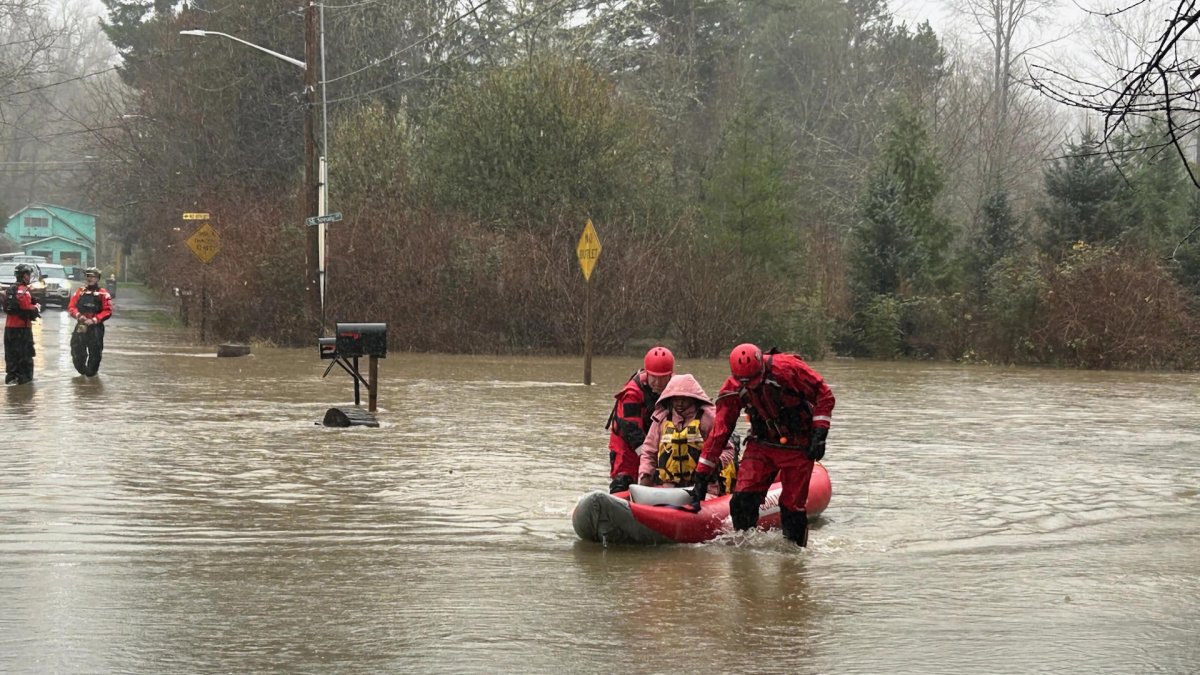 Integrantes del departamento de Bomberos de Eastside durante una operación de rescate debido a las inundaciones en el río Middle Fork en Washington (Estados Unidos).