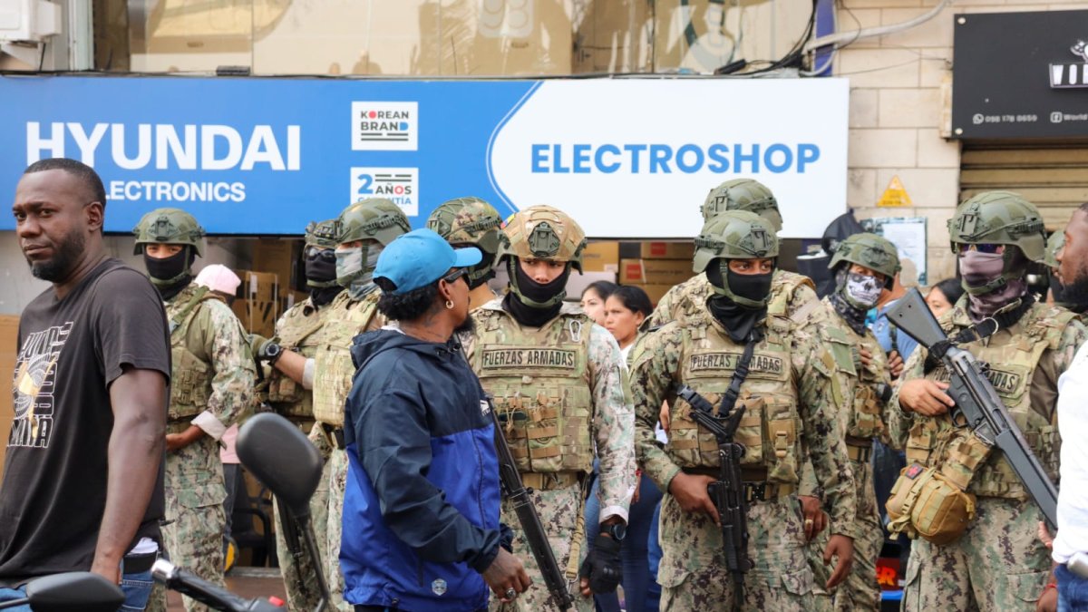 Militares en control de espacio público