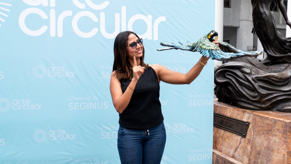 La obra ganadora, el guacamayo en movimiento de Gisella Matamoros, es una de las piezas que más interacción genera con los visitantes