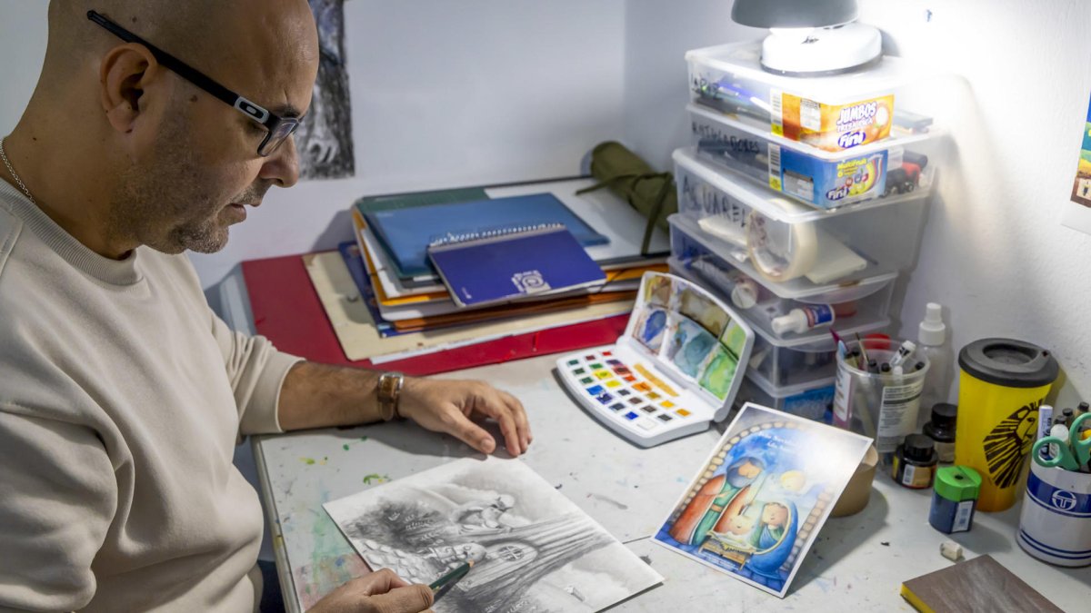 El ilustrador Salah Mezian trabaja en su estudio durante su entrevista con EFE.