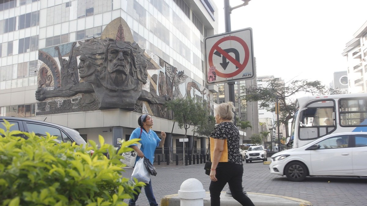 Un mural del artista Theo Constante se impone en un edificio donde funciona la Fiscalía General del Estado en las calles Antepara y 9 de Octubre, antiguo Museo Antropológico del Banco Central.