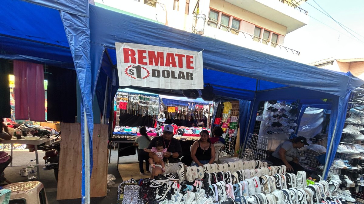 A lo largo de la Capitán Nájera hay ofertas desde $1. También se utiliza letreros para llamar la atención de clientes.