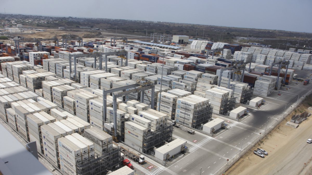 El Puerto de Posorja, actualmente se acerca a 1 millón de TEUS (contenedores de 20 pies); la meta es alcanzar los 1,4 millones.