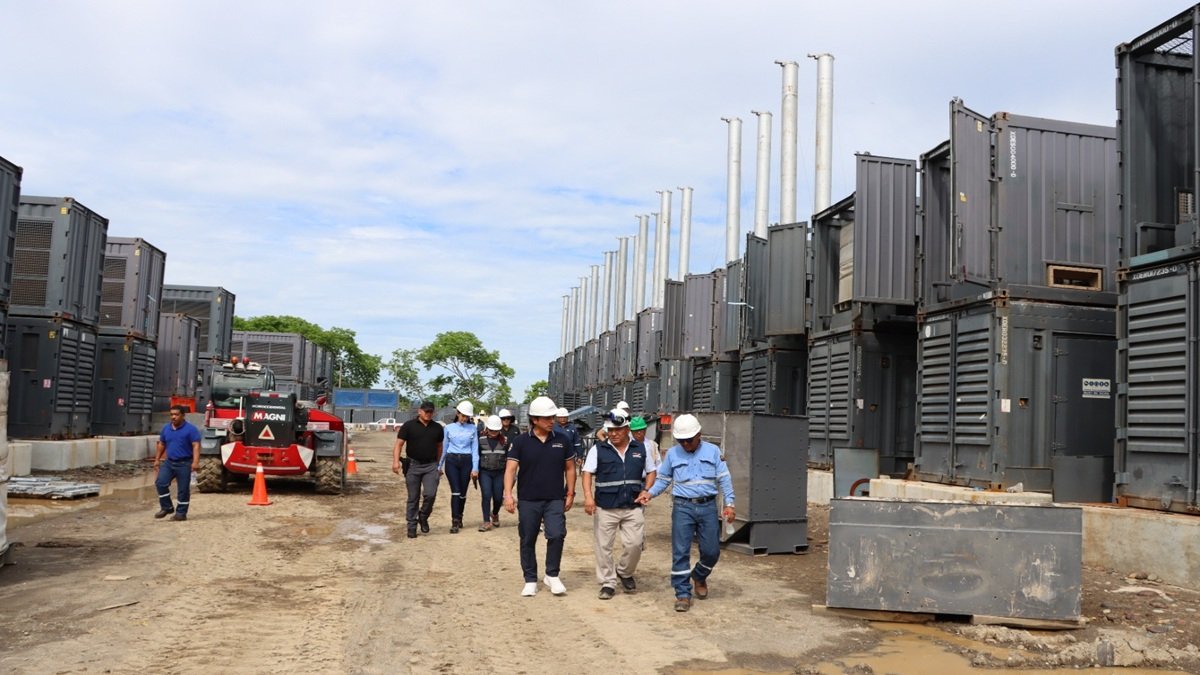 El exviceministerio de Electricidad, Fabián Calero, supervisó en abril de 2025 la instalación de los generadores en Esmeraldas III.
