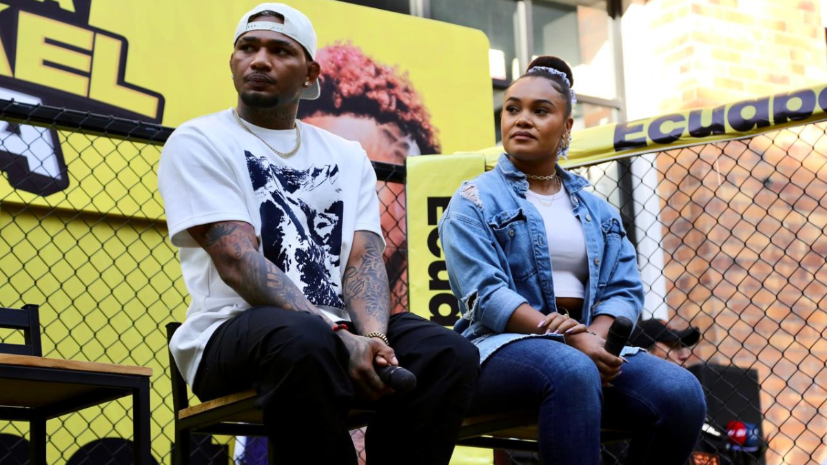 Michael Morales en un evento con la gente.