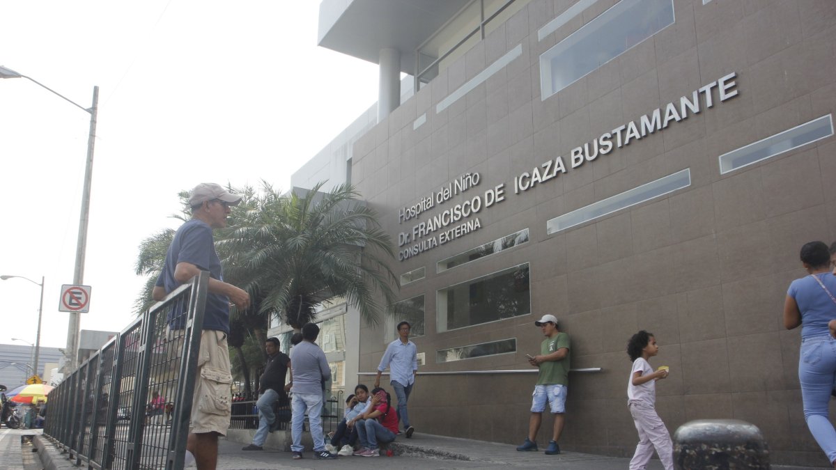 Preocupación. Padres con hijos con acondroplasia acuden a este hospital para tratar de acceder al fármaco.
